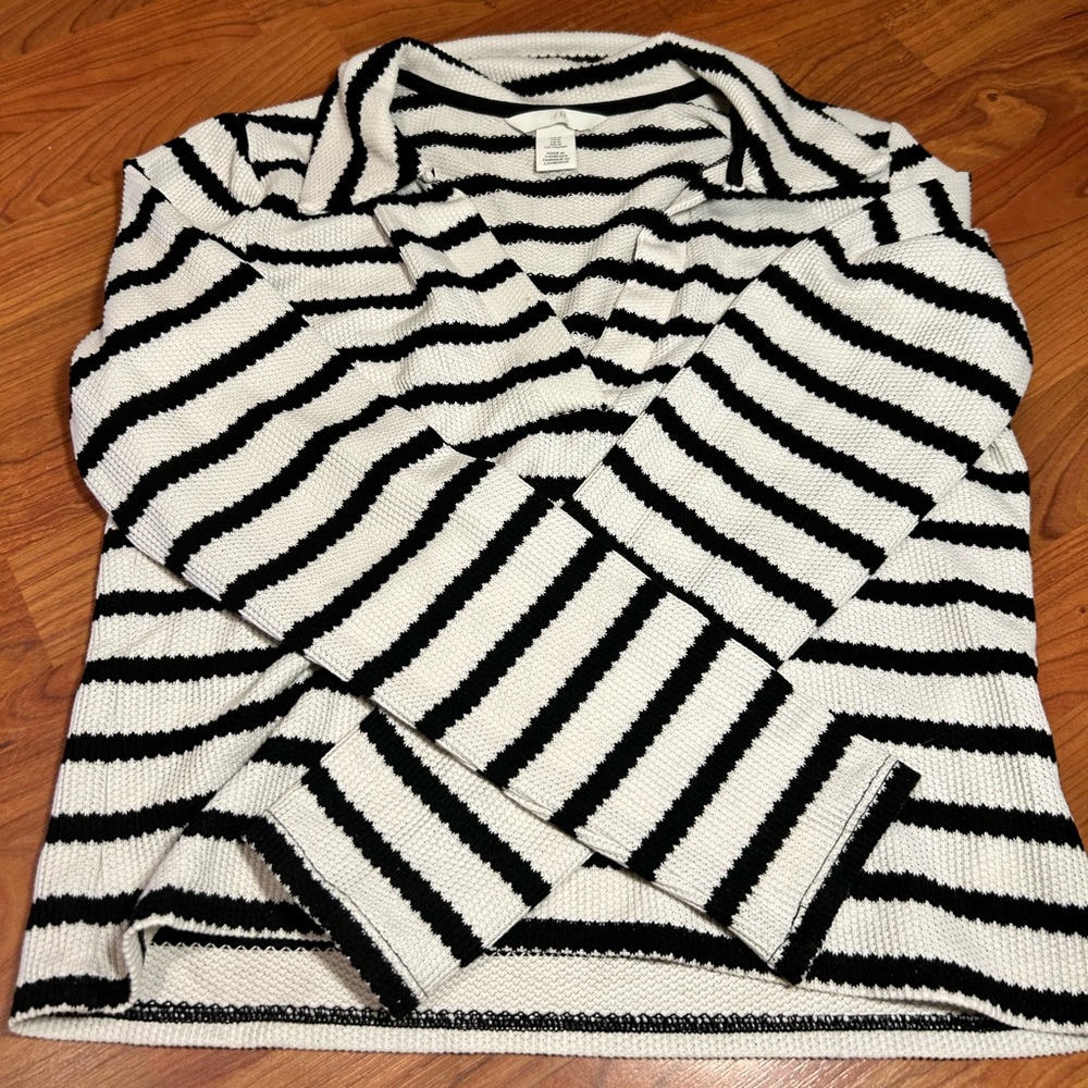 HM LONG SLEEVE LIGHTWEIGHT TOP. BRAND NEW.